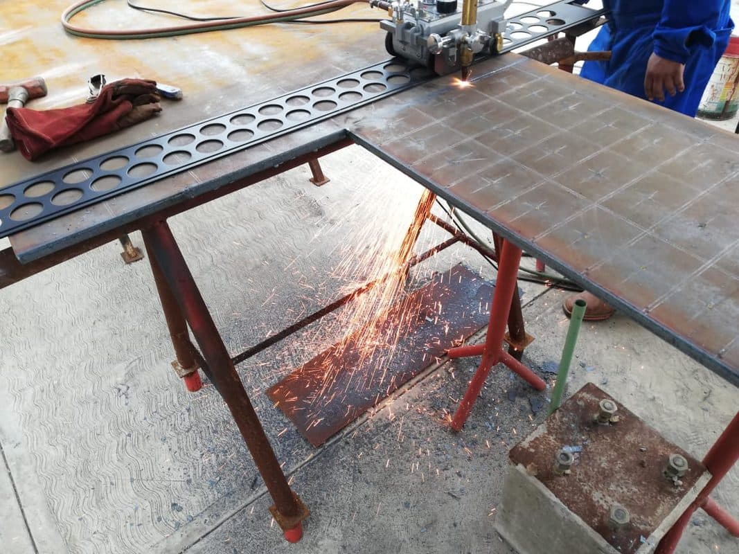 Corte de placa con chispas en taller FITA