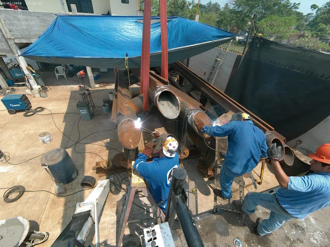 Dos soldadores FITA en fabricación de bajantes